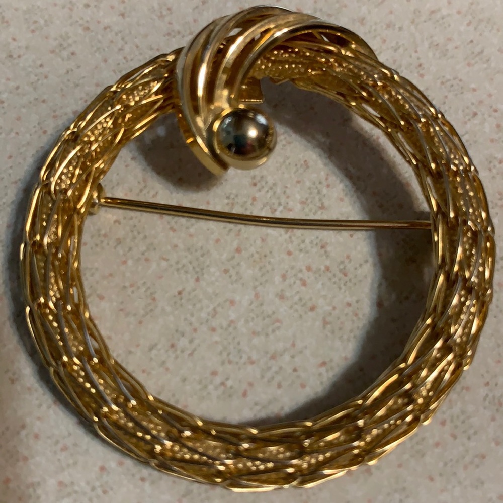 Kramer of New York gold tone broach (128)